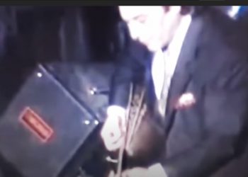 Τόλης Βοσκόπουλος Σπάνιο Ντοκουμέντο! Παίζει μπουζούκι και ο Άκης Πάνου τον φιλά με αγάπη![video]