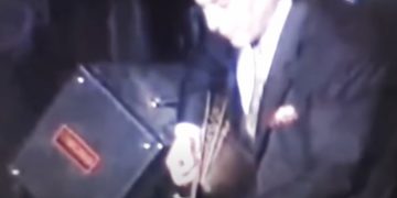 Τόλης Βοσκόπουλος Σπάνιο Ντοκουμέντο! Παίζει μπουζούκι και ο Άκης Πάνου τον φιλά με αγάπη![video]