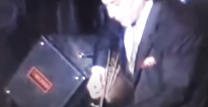 Τόλης Βοσκόπουλος Σπάνιο Ντοκουμέντο! Παίζει μπουζούκι και ο Άκης Πάνου τον φιλά με αγάπη![video]