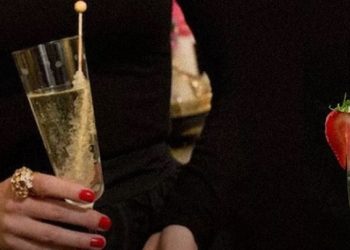 Επιχειρηματίας «καίει» φραγκάτους και πλουσιόπαιδα! Καραντίνα με χαβιάρι, βασιλικό καβούρι και σαμπάνιες. Κάνουν κρυφά μεταμεσονύχτια πάρτι…