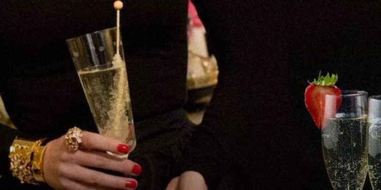 Alldaynews.gr Επιχειρηματίας «καίει» φραγκάτους και πλουσιόπαιδα! Καραντίνα με χαβιάρι, βασιλικό καβούρι και σαμπάνιες. Κάνουν κρυφά μεταμεσονύχτια πάρτι…