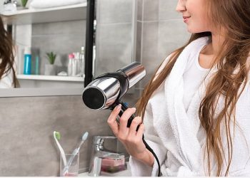 Όλοι περιμένουν να κουρευτούν – «Προσοχή στα πιστολάκια, μεταφέρουν αέρα»