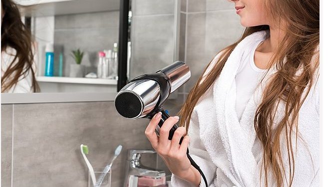 Alldaynews.gr Όλοι περιμένουν να κουρευτούν – «Προσοχή στα πιστολάκια, μεταφέρουν αέρα»