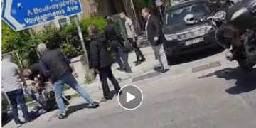 Η φρουρά αυτού του αξιωματούχου κακοποίησε μοτοσικλετιστή[Όνομα] [photo](Video)