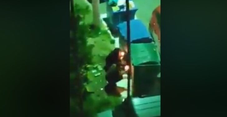 Που Φτάσαμε! Δείτε τι έκανε το Μ.Σάββατο ένα ζευγάρι κρυμμένο πίσω από τους κάδους