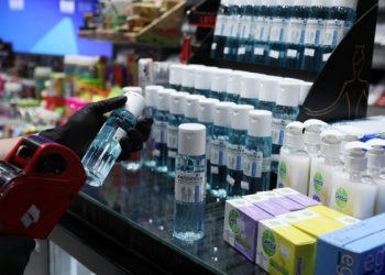 150.000 τη μέρα: Η ελληνική εταιρία που μας έκανε τη νο1 χώρα σε επάρκεια αντισηπτικών στην Ευρώπη