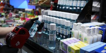 150.000 τη μέρα: Η ελληνική εταιρία που μας έκανε τη νο1 χώρα σε επάρκεια αντισηπτικών στην Ευρώπη