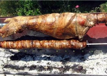 Πόσοι επιτρέπεται να μαζευτούν να ψήσουν αρνί την Κυριακή του Πάσχα