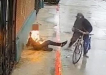 Φρικτή επίθεση: Έλουσε άστεγο με βενζίνη και του έβαλε φωτιά (σκληρές εικόνες)