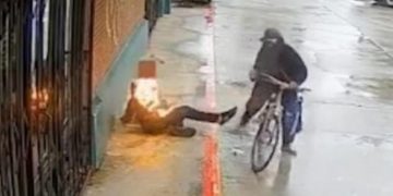 Φρικτή επίθεση: Έλουσε άστεγο με βενζίνη και του έβαλε φωτιά (σκληρές εικόνες)