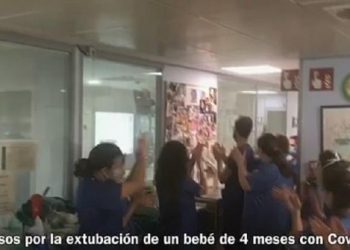 Μωρό 4 μηνών με κορωνοϊό, βγήκε από τον αναπνευστήρα και όλο το νοσοκομείο ξεσπά σε χειροκροτήματα (Video)