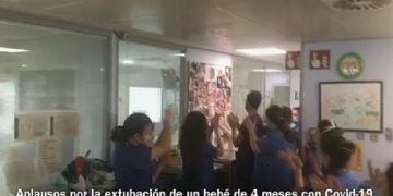 Alldaynews.gr Μωρό 4 μηνών με κορωνοϊό, βγήκε από τον αναπνευστήρα και όλο το νοσοκομείο ξεσπά σε χειροκροτήματα (Video)