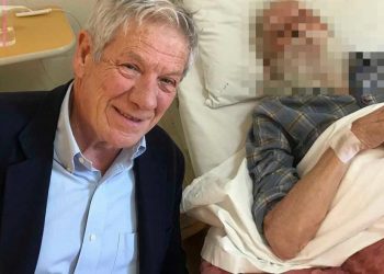 Alldaynews.gr «Ξέφυγε» ο Μπαλαούρας: Ανέβασε χαμογελαστή selfie δίπλα στον ετοιμοθάνατο Γλέζο – Ζήτησε συγγνώμη μετά το σάλο