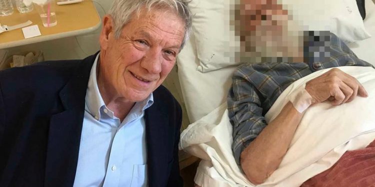 Alldaynews.gr «Ξέφυγε» ο Μπαλαούρας: Ανέβασε χαμογελαστή selfie δίπλα στον ετοιμοθάνατο Γλέζο – Ζήτησε συγγνώμη μετά το σάλο