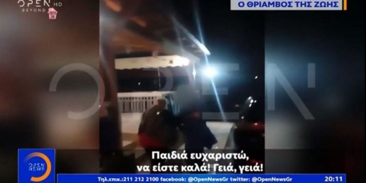 Alldaynews.gr Πανηγυρική υποδοχή από τους γείτονες του 52χρονου που νίκησε τον κορωνοϊό και επέστρεψε σπίτι (video)