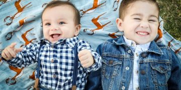 Alldaynews.gr Γιατί το δεύτερο παιδί έχει (σχεδόν) πάντα πιο πολύ πλάκα από το πρώτο