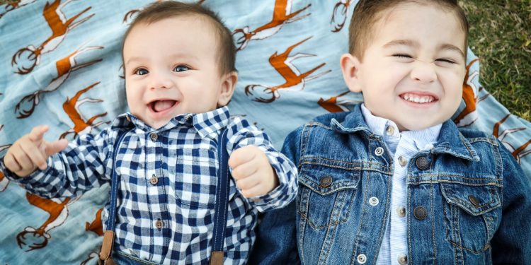 Alldaynews.gr Γιατί το δεύτερο παιδί έχει (σχεδόν) πάντα πιο πολύ πλάκα από το πρώτο