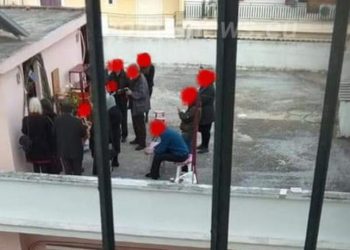 Κορωνοϊός – Γιάννενα: Η παράνομη Θεία Λειτουργία σε ταράτσα που έγινε viral (pics)