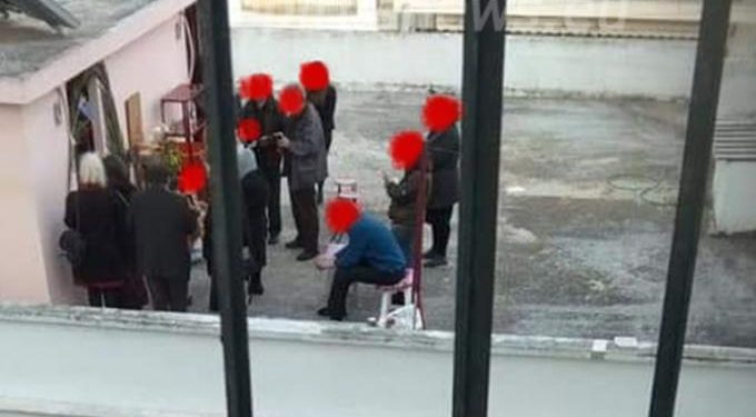 Alldaynews.gr Κορωνοϊός – Γιάννενα: Η παράνομη Θεία Λειτουργία σε ταράτσα που έγινε viral (pics)