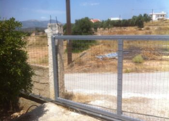 Απίστευτο: Με τον κορονοϊό Εισαγγελέας καλεί με κατεπείγουσα κλήση 76χρονη που στράβωσε μία…. καγκελόπορτα