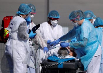 Κορονοϊός: Πέθανε δημοσιογράφος από την Κρήτη στο Παρίσι – “Έφυγε” μαζί και η σύντροφός του (pics)