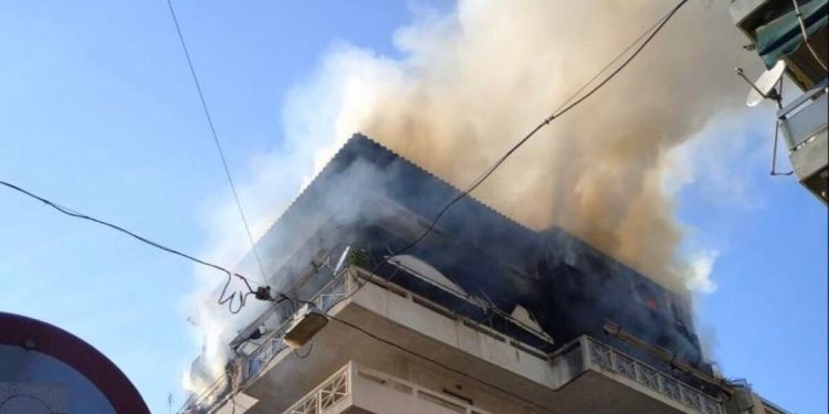 Alldaynews.gr Αθήνα: Φωτιά σε διαμέρισμα – Επί τόπου 22 πυροσβέστες (pics)