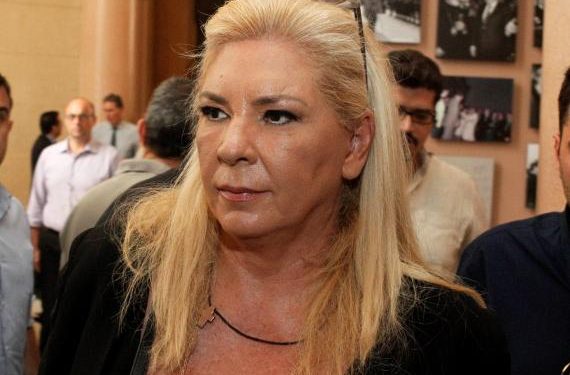 Δήμητρα Λιάνη Παπανδρέου: Φίλος της βάφει τα μαλλιά στο σπίτι αλλά δεν μένει ικανοποιημένη (Video)