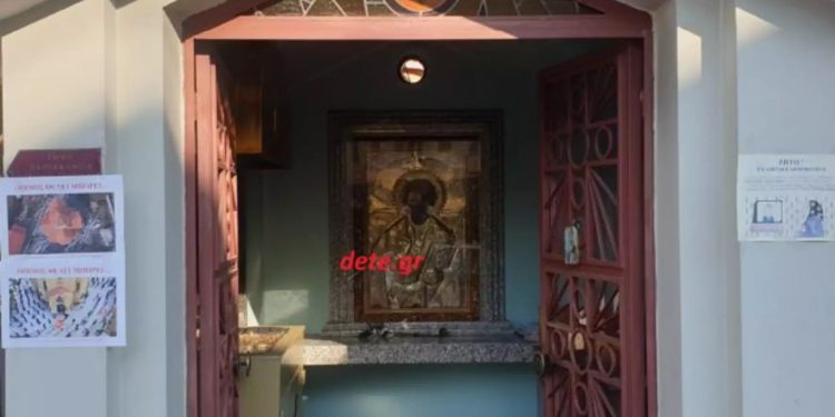Alldaynews.gr Γέμισε με αφίσες εκκλησία – Ειρωνείες για κυβέρνηση και αστυνομία (pics)