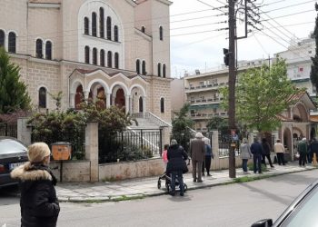 Ουρές έξω από εκκλησίες: Κάποιες άνοιξαν τις πόρτες τους (pics, vids)