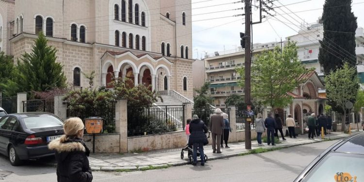 Alldaynews.gr Ουρές έξω από εκκλησίες: Κάποιες άνοιξαν τις πόρτες τους (pics, vids)