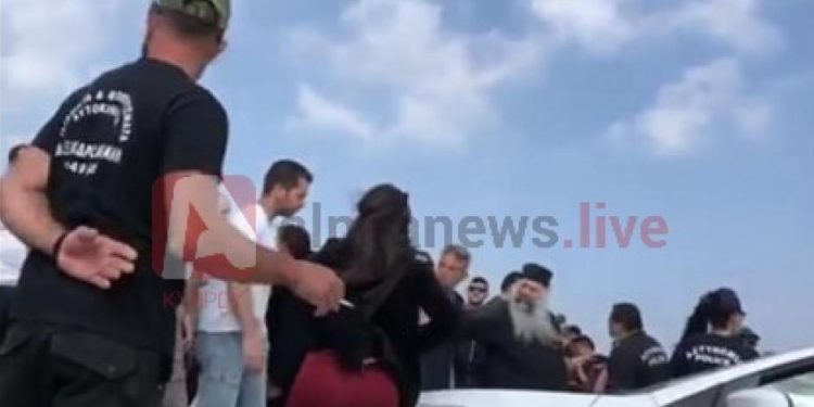 Alldaynews.gr Κορωνοϊός – Κύπρος: Πιστοί έχουν «ταμπουρωθεί» σε μοναστήρι και αρνούνται να βγουν (video)