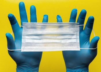 Μάσκες: Ο μεγάλος υγειονομικός κίνδυνος που κρύβεται πίσω από την κυβερνητική εμμονή των προστίμων