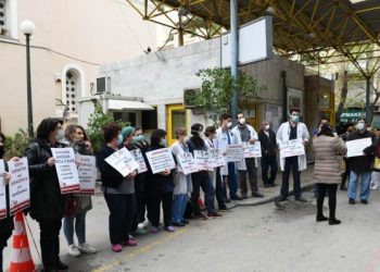 Ένταση στον Ευαγγελισμό: Αστυνομικοί προσπάθησαν να διακόψουν κινητοποίηση γιατρών – Αποχώρησαν μετά από αποδοκιμασίες (pics, video)