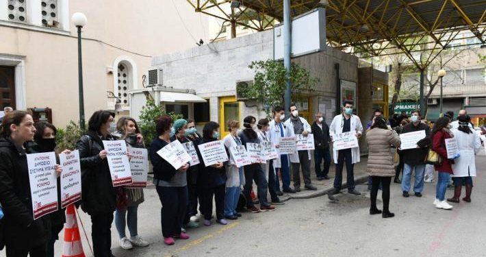 Alldaynews.gr Ένταση στον Ευαγγελισμό: Αστυνομικοί προσπάθησαν να διακόψουν κινητοποίηση γιατρών – Αποχώρησαν μετά από αποδοκιμασίες (pics, video)