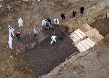 Κορωνοϊός: Εικόνες – σοκ με ομαδικούς τάφους στη Νέα Υόρκη (video)