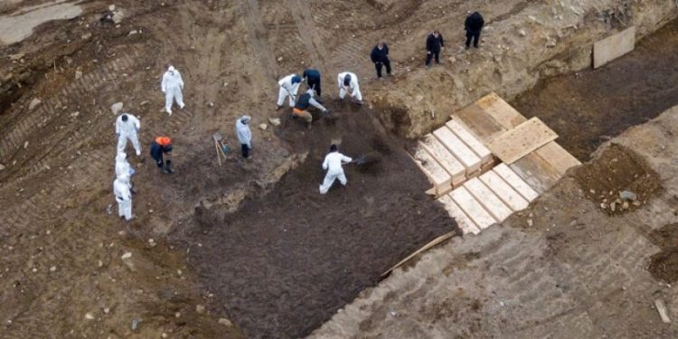 Alldaynews.gr Κορωνοϊός: Εικόνες – σοκ με ομαδικούς τάφους στη Νέα Υόρκη (video)