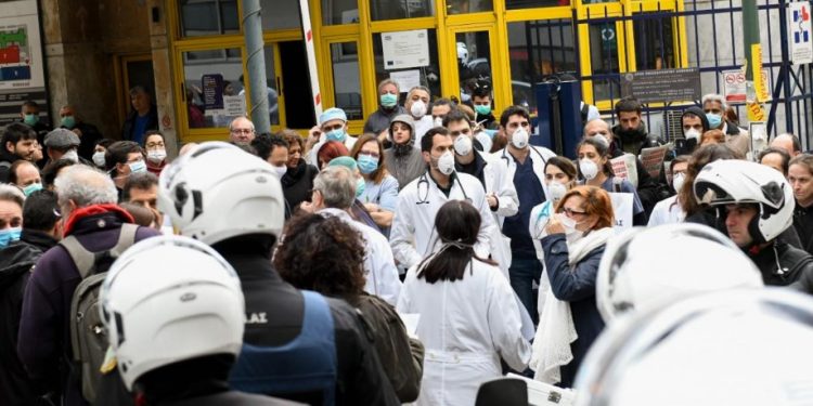 Alldaynews.gr Κύριε Μητσοτάκη: Χθες ήταν ήρωες, σήμερα τους έστειλες τα ΜΑΤ