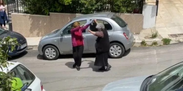 Alldaynews.gr Γλέντι στη μέση του δρόμου με «πρωταγωνιστή» τον Νίκο Χαρδαλιά