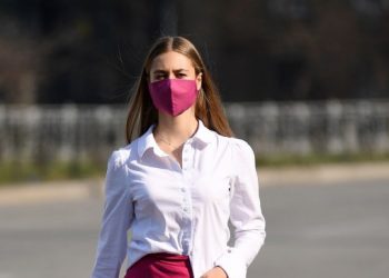 Θα μας τρελάνουν: Υφασμάτινες μάσκες – «Δεν υπάρχει επιστημονική τεκμηρίωση ότι προστατεύουν» (vid)