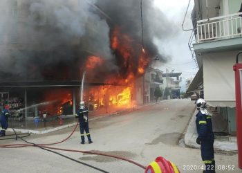Μεγάλη φωτιά σε σούπερ μάρκετ, κινδύνευσαν διπλανά σπίτια (pics)