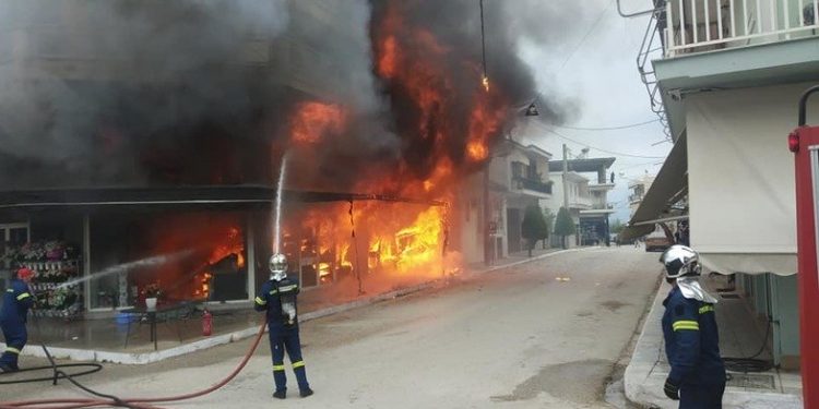 Μεγάλη φωτιά σε σούπερ μάρκετ, κινδύνευσαν διπλανά σπίτια (pics)