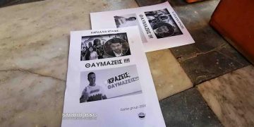 Alldaynews.gr Κράζεις; Θαυμάζεις! Πέταξαν φυλλάδια έξω από εκκλησία (pics, video)