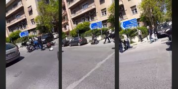 Alldaynews.gr Βίντεο: Καταγγελία για επίθεση από συνοδούς επισήμου- Αστυνομικοί σταμάτησαν, τον πέταξαν κάτω μαζί με το μηχανάκι του, και άρχισαν να τον χτυπούν και να τον βρίζουν
