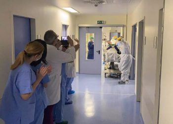 «Γεια σου κύριε Γιώργο!» Ασθενής με κορονοϊό βγαίνει από την ΜΕΘ στο Θριάσιο και όλοι ξεσπούν σε χειροκροτήματα! (vid)