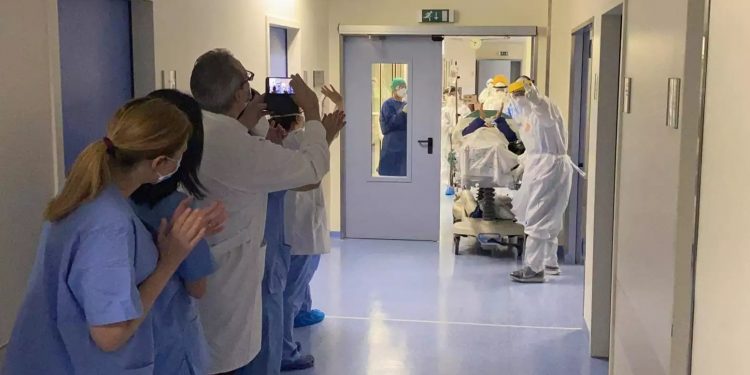 Alldaynews.gr «Γεια σου κύριε Γιώργο!» Ασθενής με κορονοϊό βγαίνει από την ΜΕΘ στο Θριάσιο και όλοι ξεσπούν σε χειροκροτήματα! (vid)