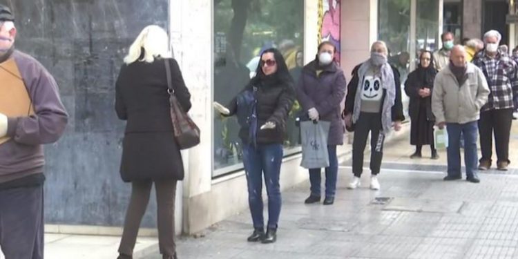 Alldaynews.gr Απαγόρευση κυκλοφορίας: Νέες ουρές σε τράπεζες πριν ακόμα ανοίξουν