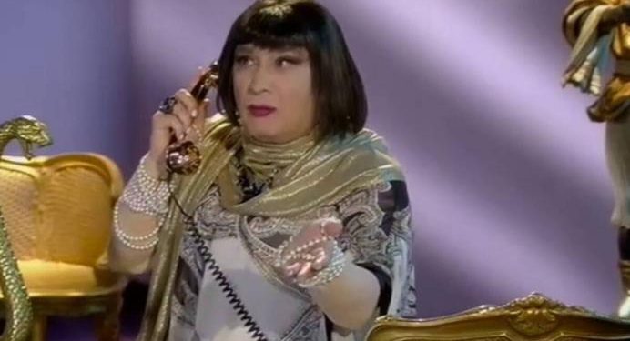 Ο Λαζόπουλος στο ρόλο της «πλούσιας» σατιρίζει Χαρδαλιά: Γι’ αυτό τον γουστάρουν οι «λαϊκές»(video)