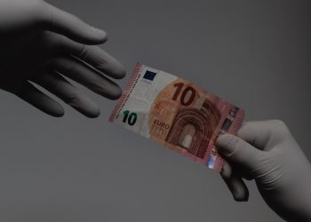 Κορoνοϊός: Πόσο επιζεί πάνω στα χρήματα;