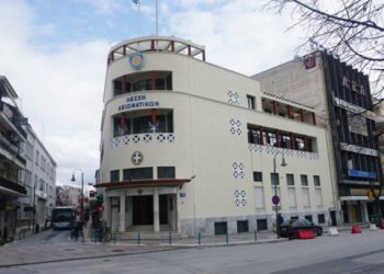 Λάρισα: Παρίστανε τον φρουρό με ψεύτικη καραμπίνα – Αστυνομικοί τον αφόπλισαν