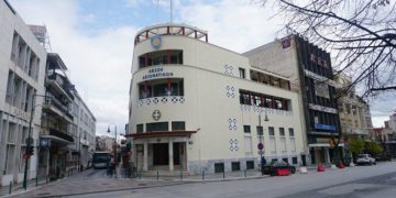 Alldaynews.gr Λάρισα: Παρίστανε τον φρουρό με ψεύτικη καραμπίνα – Αστυνομικοί τον αφόπλισαν